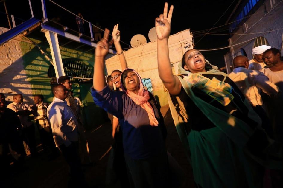 Some detained politicians and journalists in the Kober national prison, just before their release on February 18, 2018.