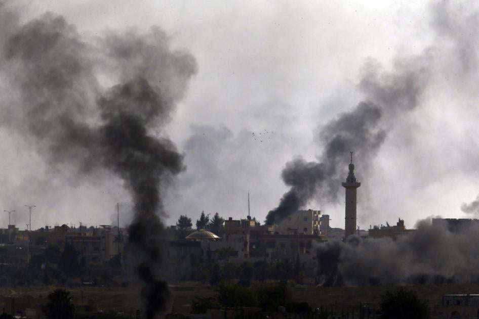 سحب دخانية سوداء ترتفع فوق قرية سورية قرب الحدود مع تركيا إثر قصف تركي، الخميس 10 أكتوبر/تشرين الأول 2019. أخذت هذه الصورة من الجهة التركية من الحدود بالقرب من أقجة قلعة في محافظة شانلي أورفا في جنوب غرب تركيا. © 2019 أسوشيتد برس/ليفتيريس بيتاراكيس