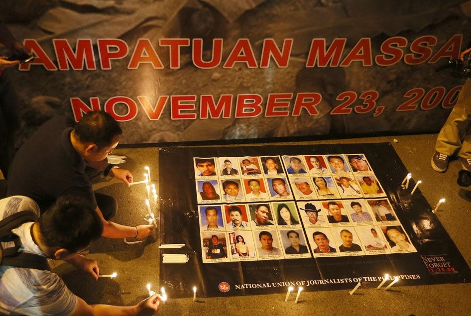 Philippine journalists light candles for those killed in the 2009 massacre of 58 people in Maguindanao province in southern Philippines, November 23, 2015, Manila, Philippines.