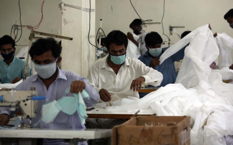 Pakistani workers make face masks, which are in great demand worldwide due to the outbreak of the coronavirus, in Karachi, Pakistan, March 31, 2020. © 2020 AP Photo/Fareed Khan  