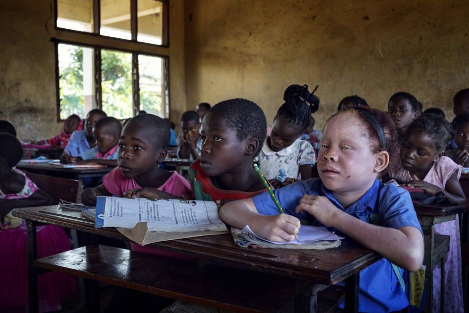Josina, uma menina com albinismo, em uma sala de aula no distrito de Chiuta, província de Tete, em Moçambique.