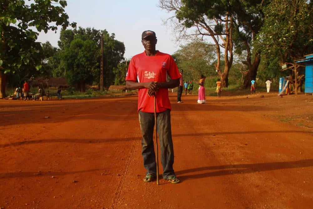 « Fidel », 55 ans, un habitant de Wadja Wadja qui a du mal à marcher, a fui l'attaque contre Yassine en mars 2017. « Je courais avec des béquilles, donc j’ai de la chance d’être en vie », dit-il. « Avec les béquilles je me déplaçais lentement, mais j’ai r