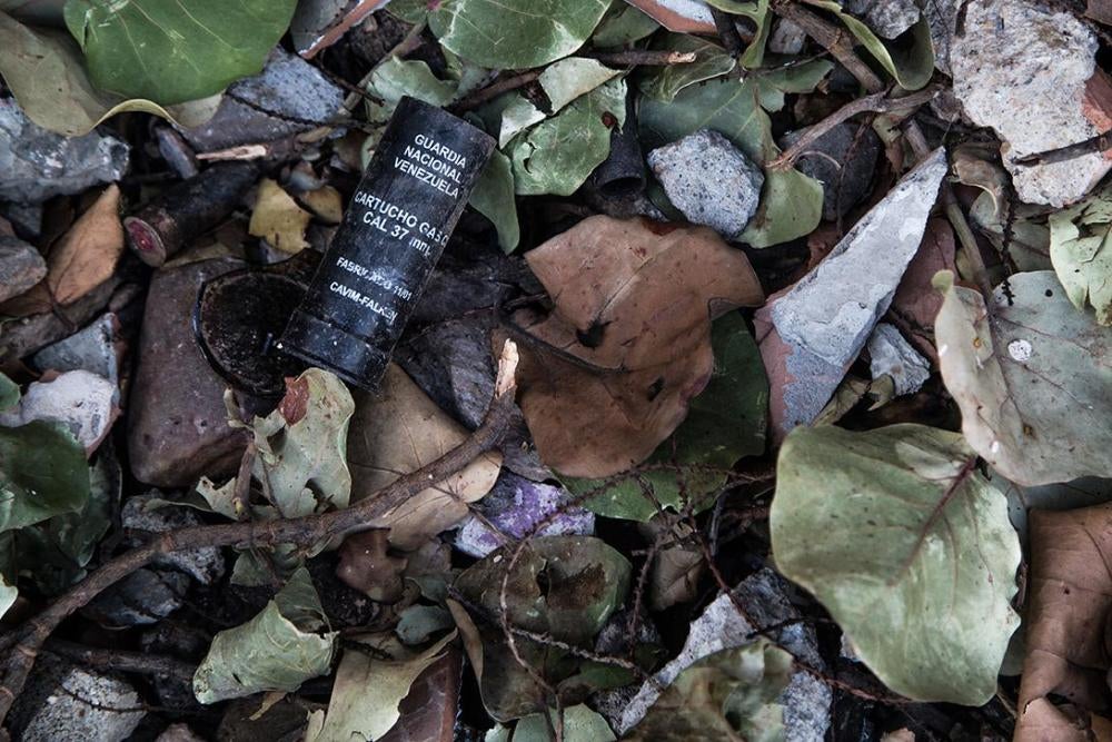 Cartucho de gas lacrimógeno en el suelo, en un lugar en Caracas donde se habían producido enfrentamientos entre la Guardia Nacional Bolivariana y manifestantes contra el gobierno, 12 de julio de 2017. 