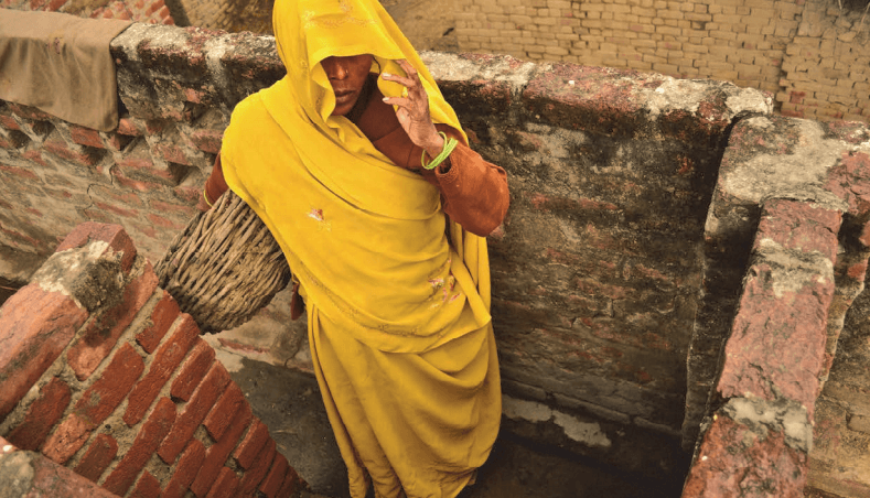 Une femme Dalit retire des excréments de toilettes sèches à Uttar Pradesh, en Inde, où les autorités ne parviennent pas à faire respecter la loi interdisant la pratique du nettoyage à mains nues. 