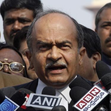 सुप्रीम कोर्ट के बाहर मीडिया से बात करते भारतीय वकील और सामाजिक कार्यकर्ता प्रशांत भूषण, नई दिल्ली, भारत, 2 फरवरी, 2012.