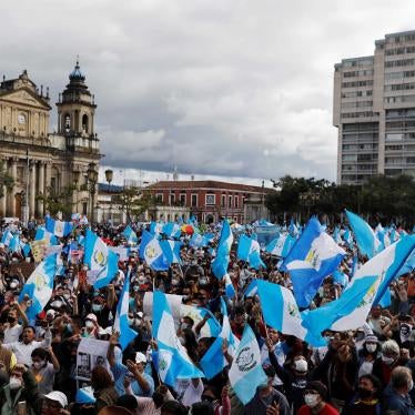 Manifestantes participan en una protesta exigiendo la renuncia del presidente Alejandro Giammattei, en la Ciudad de Guatemala, Guatemala, el 21 de noviembre de 2020.