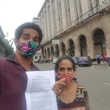 Los artistas Luis Manuel Otero Alcántara y Anamelys Ramos presentan un habeas corpus sobre el músico detenido Denis Solís, en La Habana, el 10 de noviembre de 2020. Otero Alcántara y Ramos fueron detenidos el 26 de noviembre.