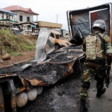 Un membre du Bataillon d’intervention rapide (BIR), une unité d’élite camerounaise, patrouille dans la ville de Buea dans la région anglophone du Sud-Ouest, le 4 octobre 2018. 