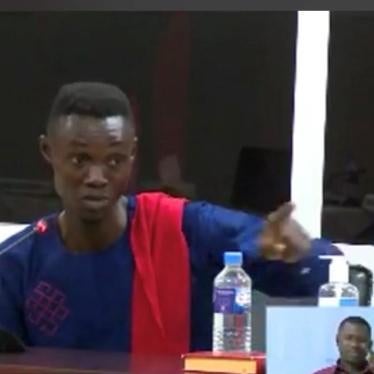 L’unique survivant d’un massacre de migrants commis en Gambie en 2005, Martin Kyere, témoigne devant la Commission vérité, réconciliation et réparations à Banjul, en mars 2021.