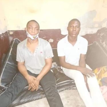 Loïc Njeuken (alias « Shakiro ») et Roland Mouthe (alias « Patricia »), deux femmes transgenres, dans une prison de Douala, au Cameroun, en mars 2021. 