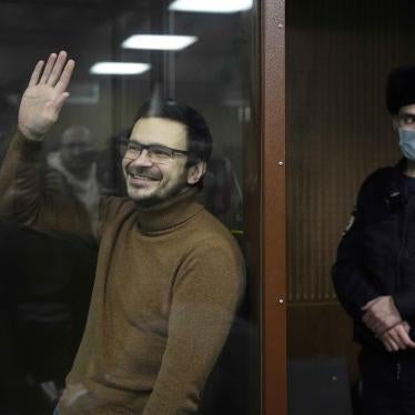 Ilya Yashin waves to supporters in a Moscow courtroom during a hearing on abusive charges against him of spreading "false information" about Russian forces. Moscow, Russia, November 29, 2022. 
