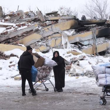 A Syrian refugee couple carry their belongings by shopping cart in Elbistan, Kahramanmaraş province, Turkey, February 8, 2023