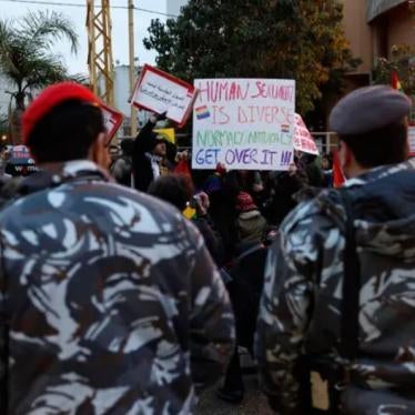 Des policiers libanais surveillaient une manifestation en faveur des droits LGBT à Beyrouth, le 22 février 2009. Ce rare rassemblement avait été organisé par une vingtaine d’homosexuels pour protester contre les violences infligées à deux homosexuels par deux policiers en civil ; les autorités de police avaient nié ces abus.