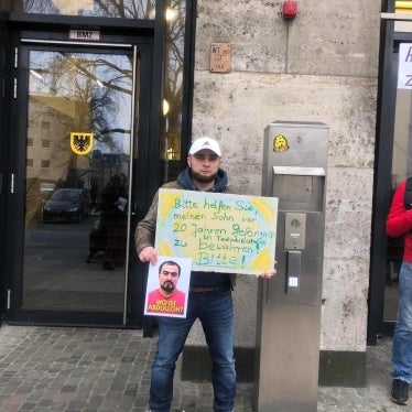Dilmurod Ergashev bei einer Demonstration in Berlin am 23. Dezember 2022 zur Unterstützung von Abdullohi Shamsiddin, der im Januar 2023 inhaftiert und schließlich nach Tadschikistan abgeschoben wurde.