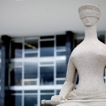 Estátua da Justiça em frente ao prédio do STF