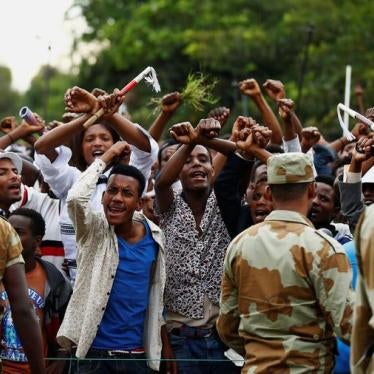 Demonstrators chant slogans while flashing the Oromo protest gesture during Irreecha, the thanksgiving festival of the Oromo people, in Bishoftu town, Oromia region, Ethiopia, October 2, 2016.