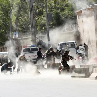 Security forces run from the site of a suicide attack after the second bombing in Kabul, Afghanistan, April 30, 2018. The coordinated double suicide bombing in central Kabul killed at least 25 civilians, including nine journalists. © 2018 AP Photo/Massoud