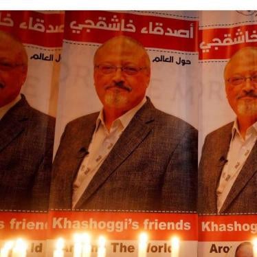 Des photos du journaliste saoudien Jamal Khashoggi, placées avec des bougies devant le consulat d'Arabie saoudite à Istanbul, peu après son meurtre en octobre 2018. 