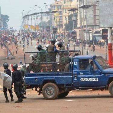 Police and gendarmes confront protesters in Conakry on February 6, 2018 during a demonstration over contested local elections results. Guinea’s government has, since July 2018, effectively banned all street protests in Guinea, citing the risk to public se